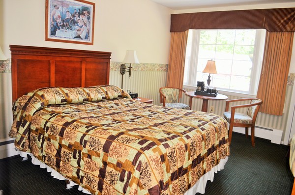 Room with One Queen Bed Photo 3