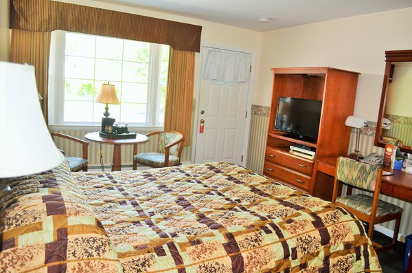 Room with One Queen Bed Photo 2