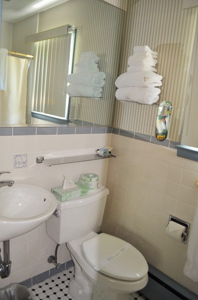 Room with One Queen Bed Photo 6