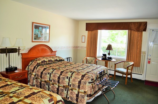 Room with Two Queen Beds Photo 2
