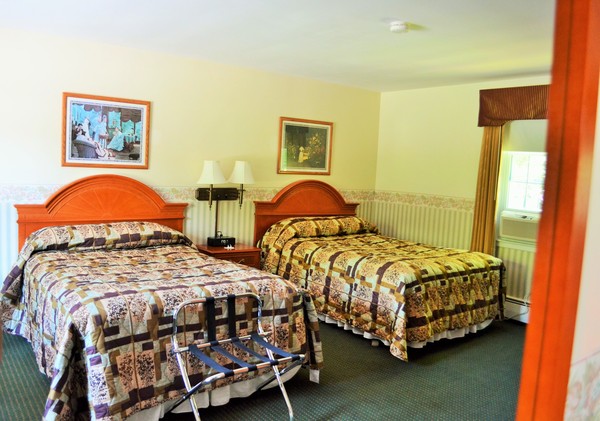 Room with Two Queen Beds Photo 6